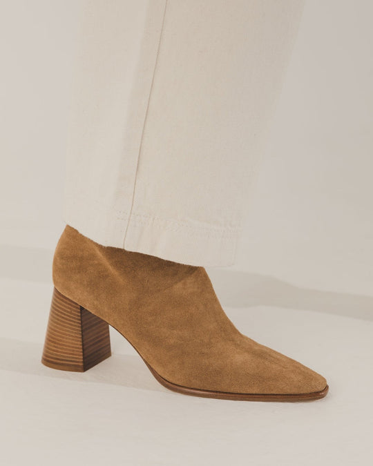 With its ultra-sleek profile, Hetti brings extra polish to your seasonal wardrobe rotation. Undoubtedly feminine, its zip-up silhouette expertly balances a flared mid-heel and pointed toe, crafted in our soft tan suede for instant elevation from morning until night.