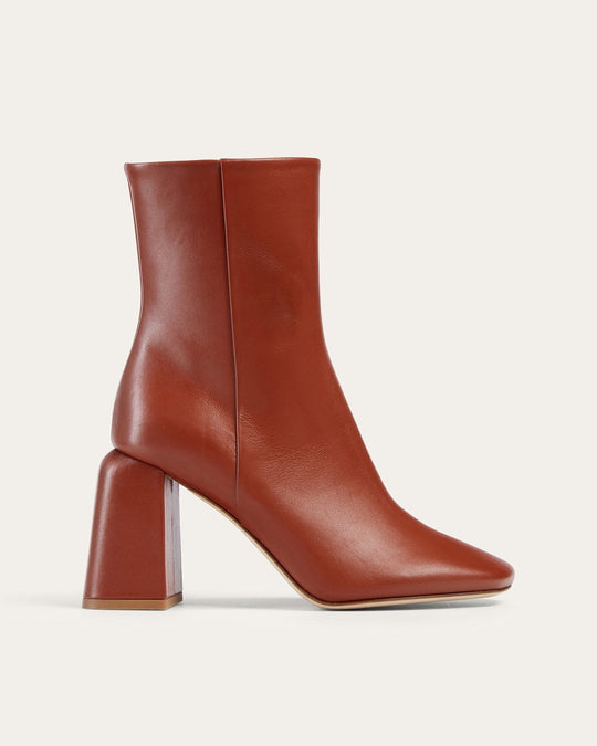A true outfit elevator, the Imani boots are elegantly crafted with a snug, high ankle silhouette and wrapped leather heel. Restrained and refined reflecting Jane Frances’s minimalist vision, each pair is made in buttery soft leather for timeless style, whatever the occasion.