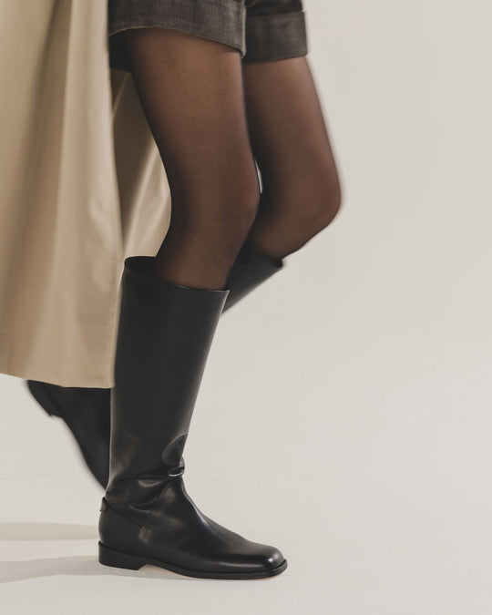 Hand-crafted in Italy with artisan precision, Jia draws on the equestrian boot with its chic knee-high silhouette and subtle seamwork. Promising enduring investment style, our buffed and beautifully supple black calfskin leather takes the spotlight here, while an internal zipper ensures a slim fit that will slip under dresses or trousers with ease.