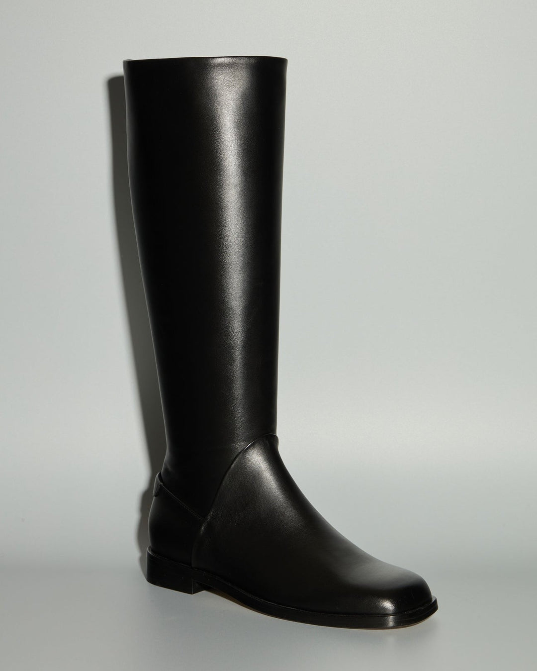 Hand-crafted in Italy with artisan precision, Jia draws on the equestrian boot with its chic knee-high silhouette and subtle seamwork. Promising enduring investment style, our buffed and beautifully supple black calfskin leather takes the spotlight here, while an internal zipper ensures a slim fit that will slip under dresses or trousers with ease.