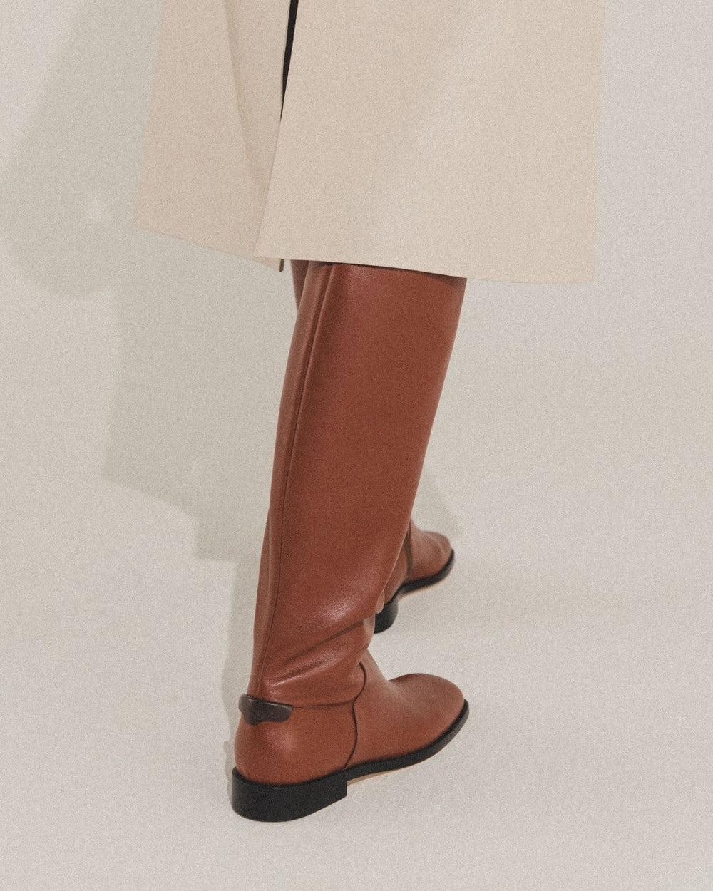 Hand-crafted in Italy with artisan precision, Jia draws on the equestrian boot with a chic knee-high silhouette and subtle seamwork. Promising enduring investment style, our buffed and beautifully supple terracotta calfskin leather takes the spotlight here, while an internal zipper ensures a slim fit that will slip under dresses or trousers with ease.