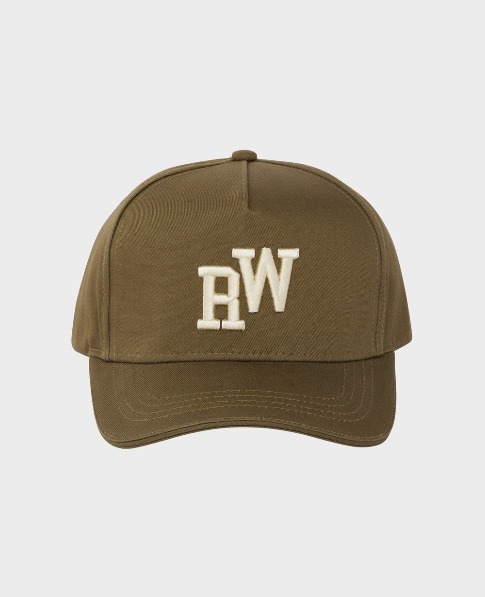 Keep your cool this season with our baseball cap in super chic khaki, featuring an embossed logo on the front and back, an adjustable rear strap and air vent eyelets – all in 100% cotton.